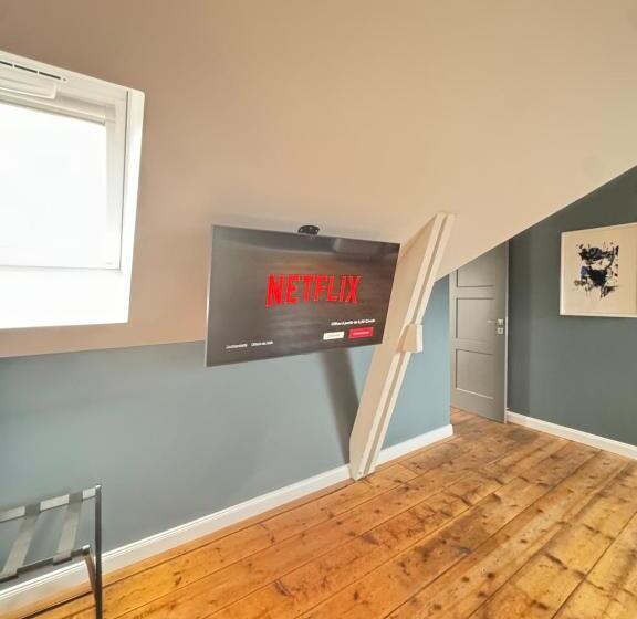 غرفة عائلية, Aura Castle