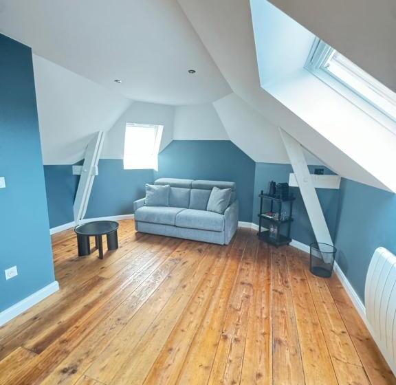 غرفة عائلية, Aura Castle