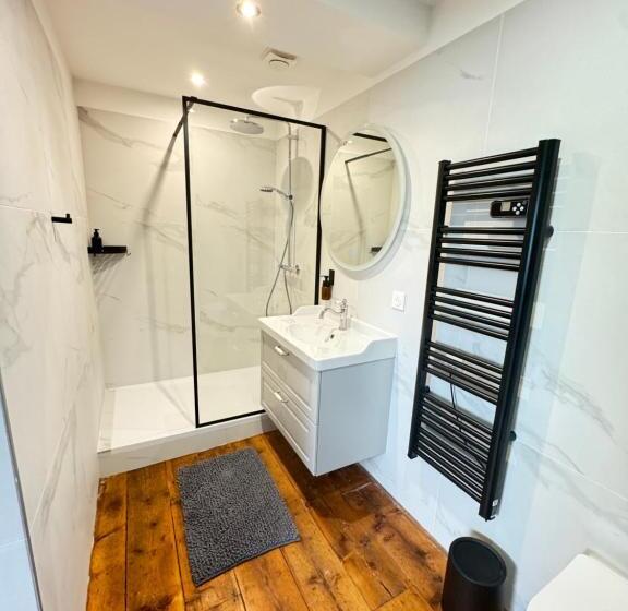 غرفة عائلية, Aura Castle