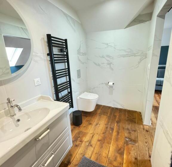 غرفة عائلية, Aura Castle