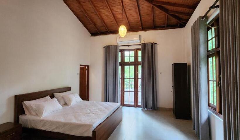 غرفة سوبيريور سرير كينج, The Escape, Minuwangoda