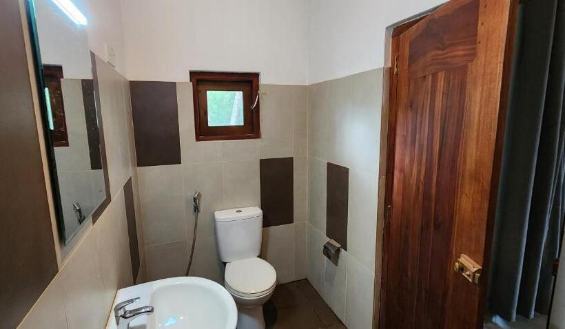 غرفة سوبيريور سرير كينج, The Escape, Minuwangoda