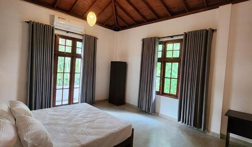 غرفة سوبيريور سرير كينج, The Escape, Minuwangoda