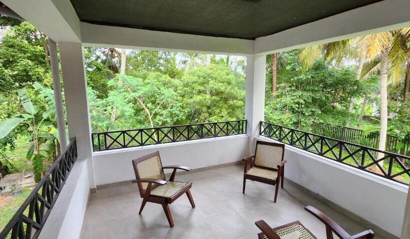 غرفة قياسية, The Escape, Minuwangoda