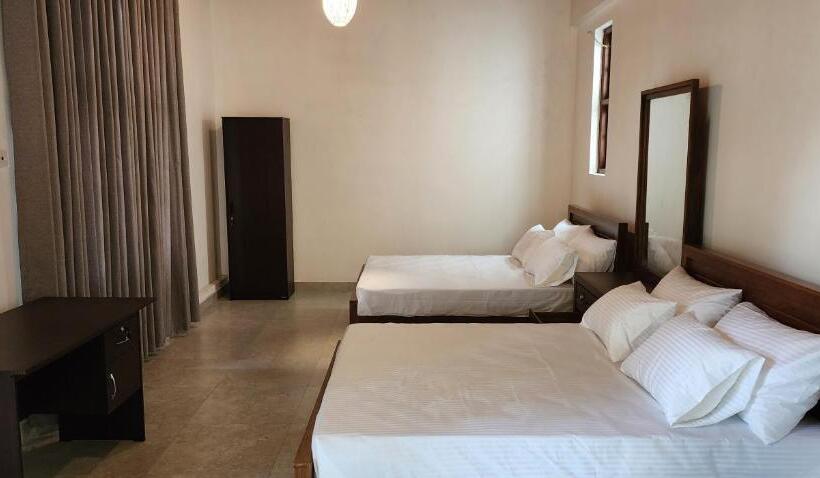 غرفة قياسية, The Escape, Minuwangoda