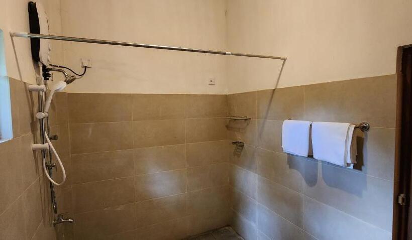 غرفة قياسية, The Escape, Minuwangoda