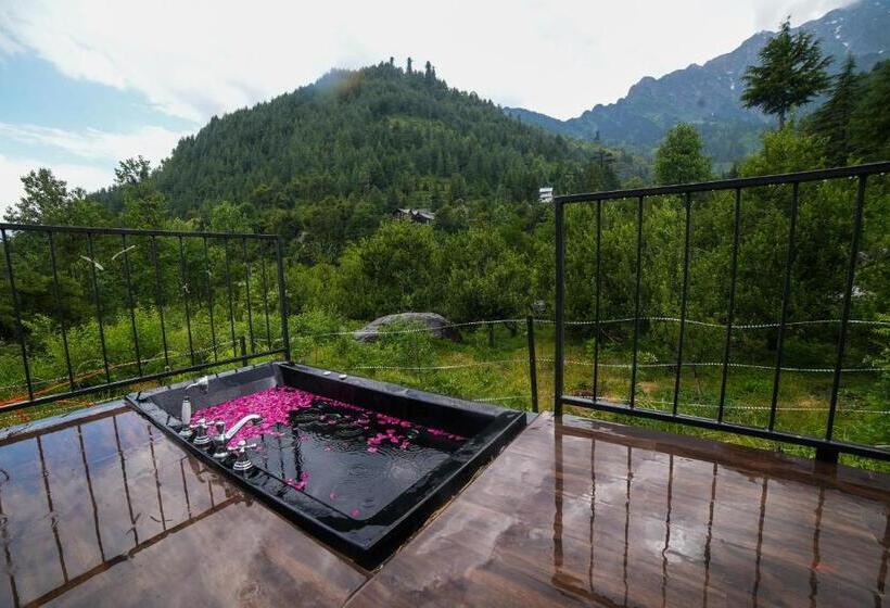 سوییت دوبلکس, Aayna Stays