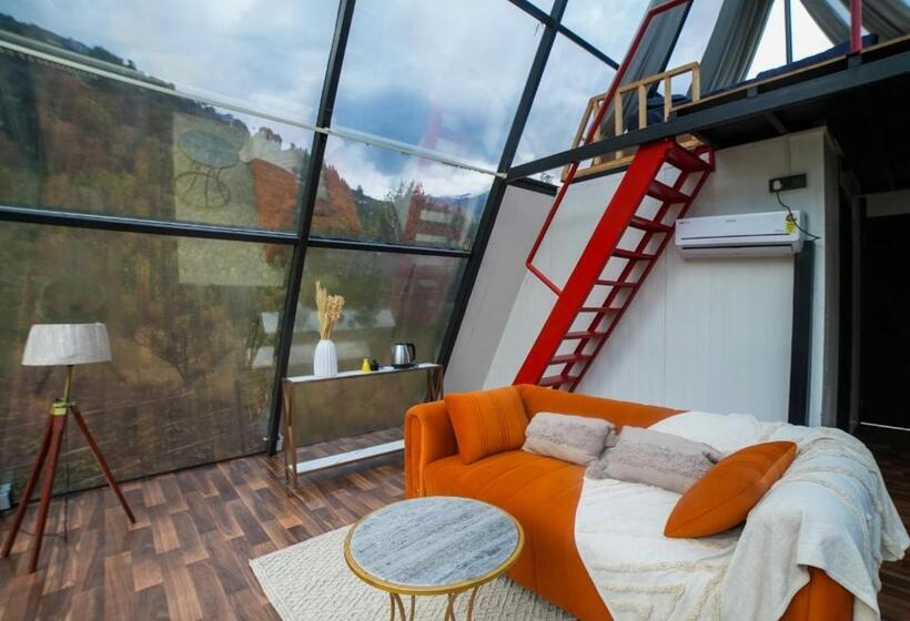 سوییت لوکس, Aayna Stays