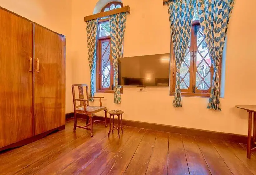 キングサイズベッドのスタンダードルーム, Vintage Inglenook Premium Ooty Bungalow By Voye Homes
