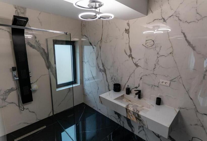 デラックスルーム, Dar House