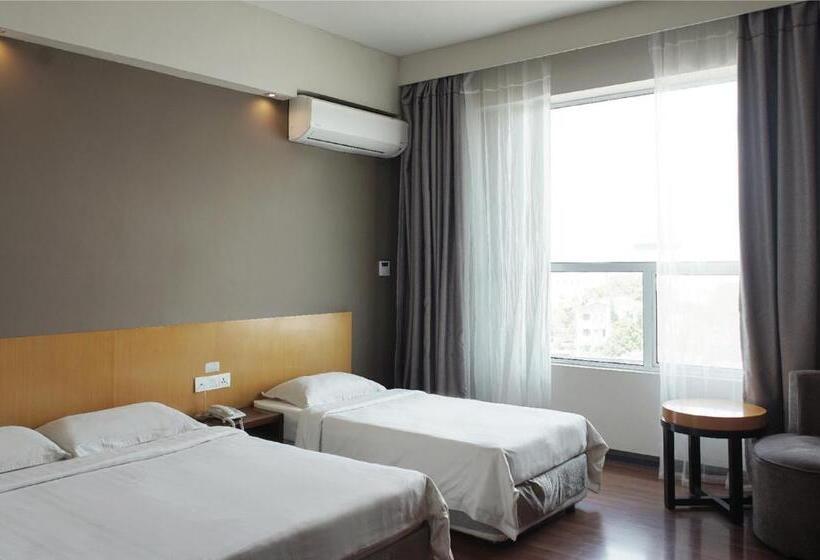 غرفة عائلية مطلّة علي البحر, La