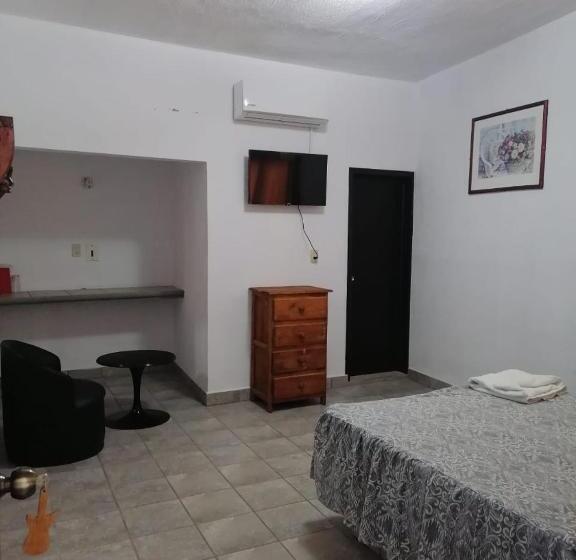 غرفة عائلية, Maria Eugenia