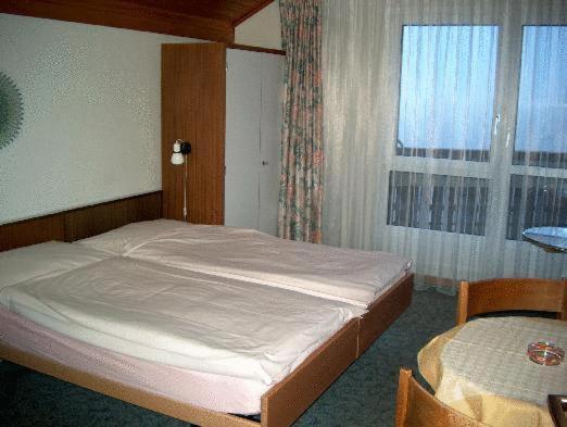 חדר משפחתי, Restaurant Cristal