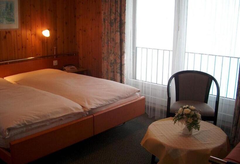 غرفة عائلية, Restaurant Cristal