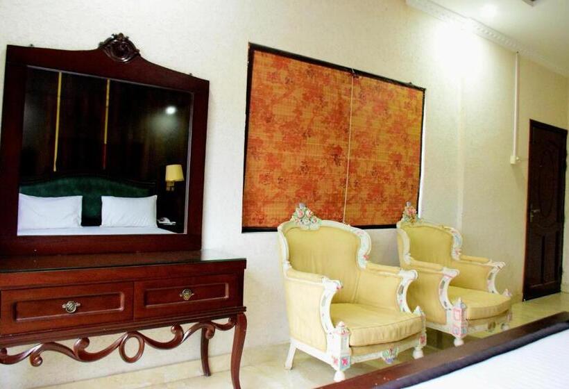 اتاق استاندارد با چشم‌انداز دریاچه, Orange Lake Resort