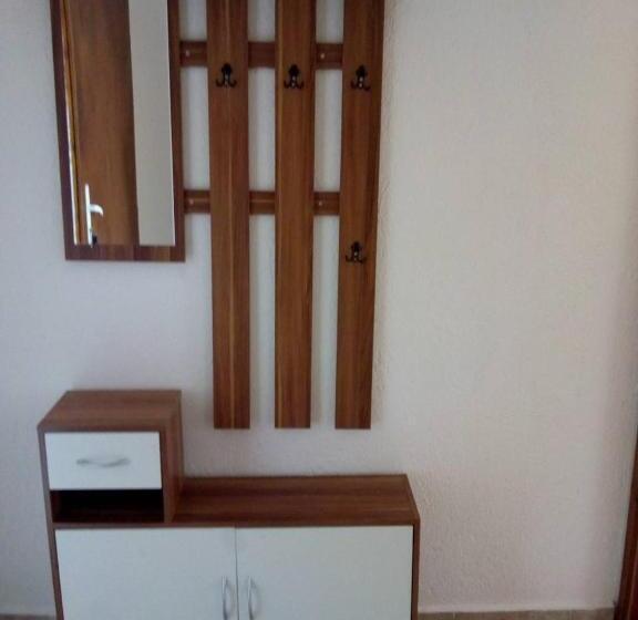 Апартаменты 1 Спальня, къща за гости семейство маврови