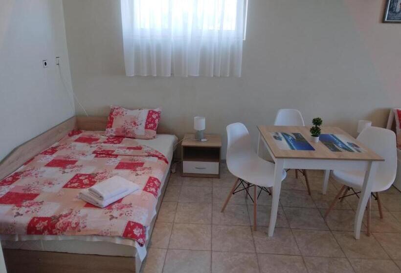 Трехместный Номер Стандарт с Балконом, къща за гости семейство маврови