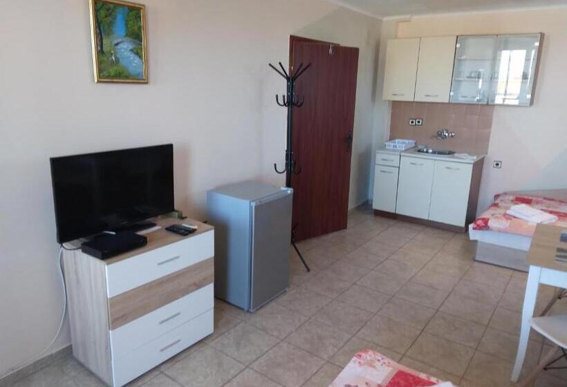 Трехместный Номер Стандарт с Балконом, къща за гости семейство маврови