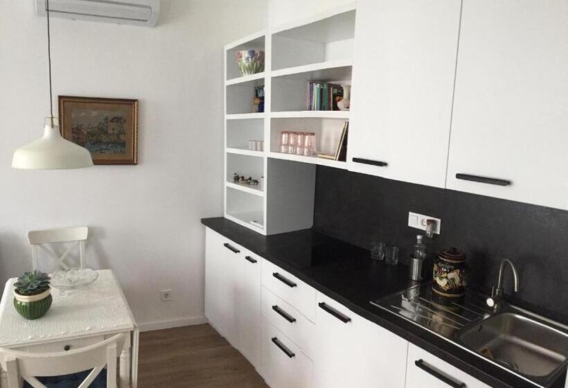 Люкс, Kertész Ház