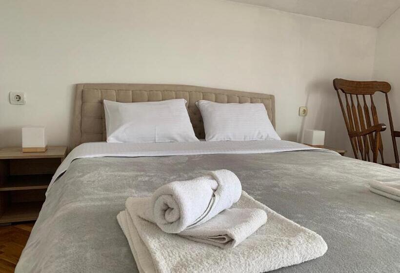 اتاق خانوادگی, Pansion Dušica