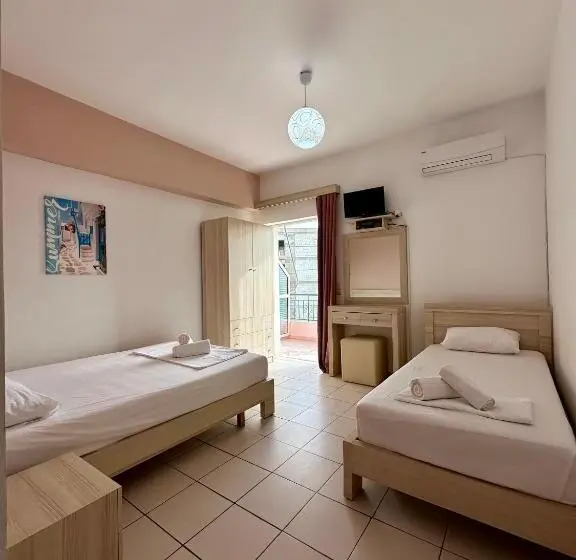 Habitació Triple Clàssica, Elysian Sunset Studios