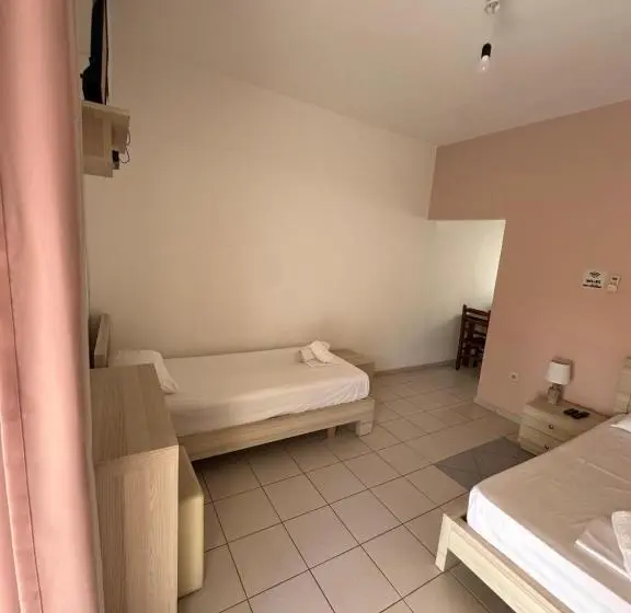 Habitació Triple Estàndard, Elysian Sunset Studios