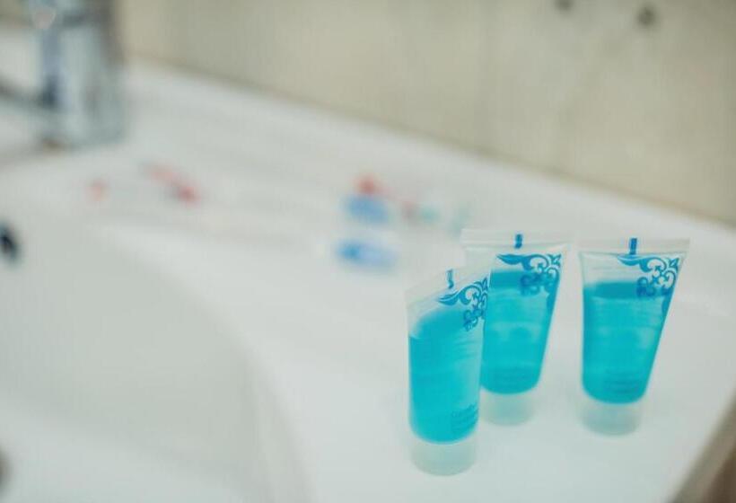 سوییت جونیور با چشم‌انداز دریا, Dostar