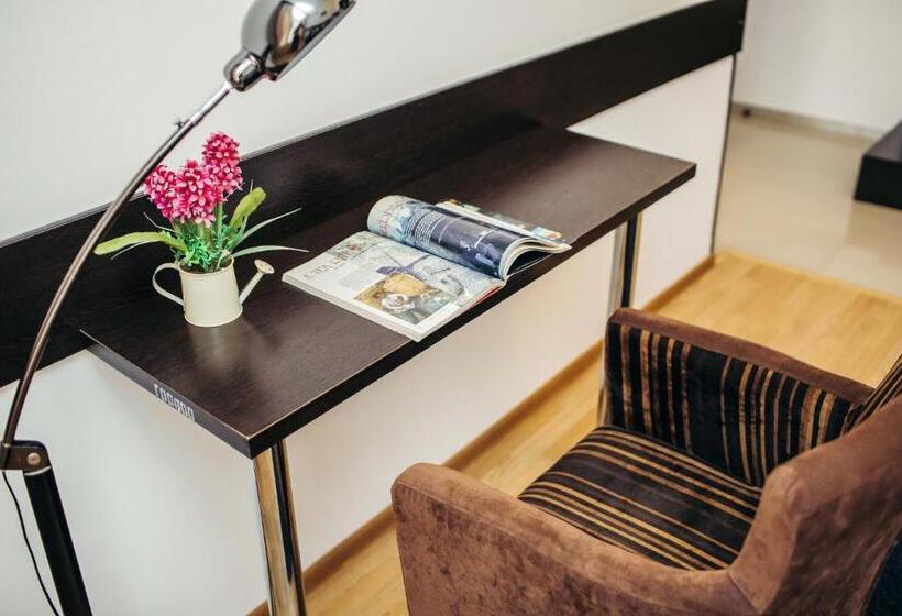 سوییت جونیور با چشم‌انداز دریا, Dostar