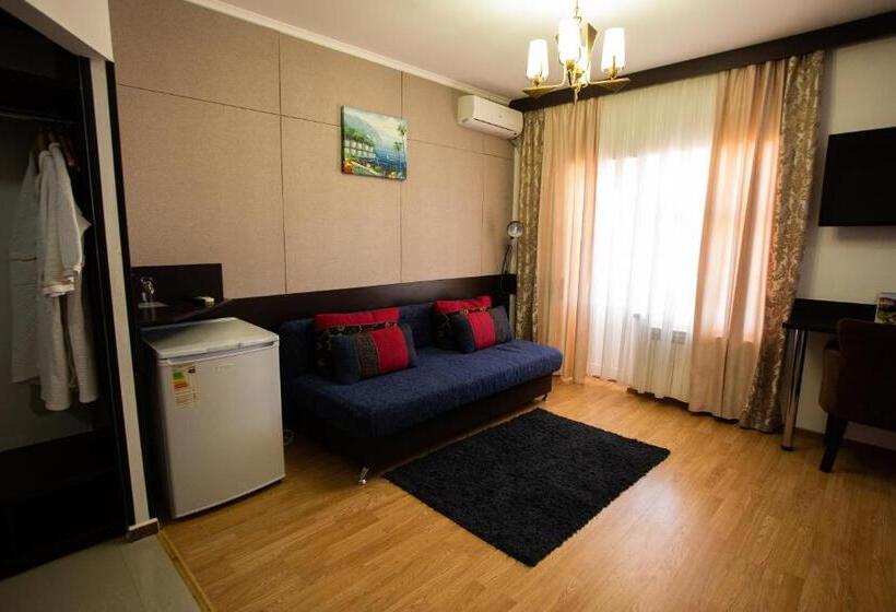 سوییت جونیور با چشم‌انداز دریا, Dostar