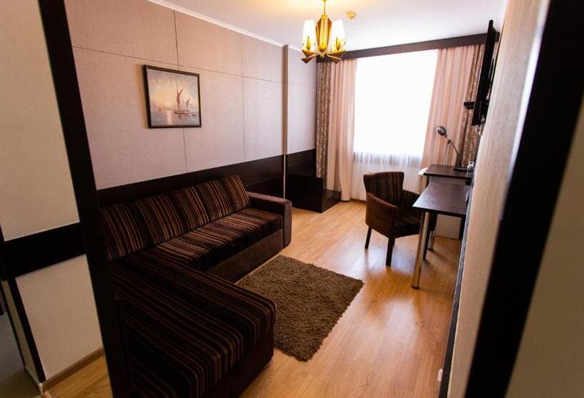 سوییت جونیور, Dostar