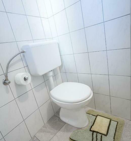 اتاق استاندارد یک تخته با سرویس بهداشتی مشترک, 1a Adventure Hostel