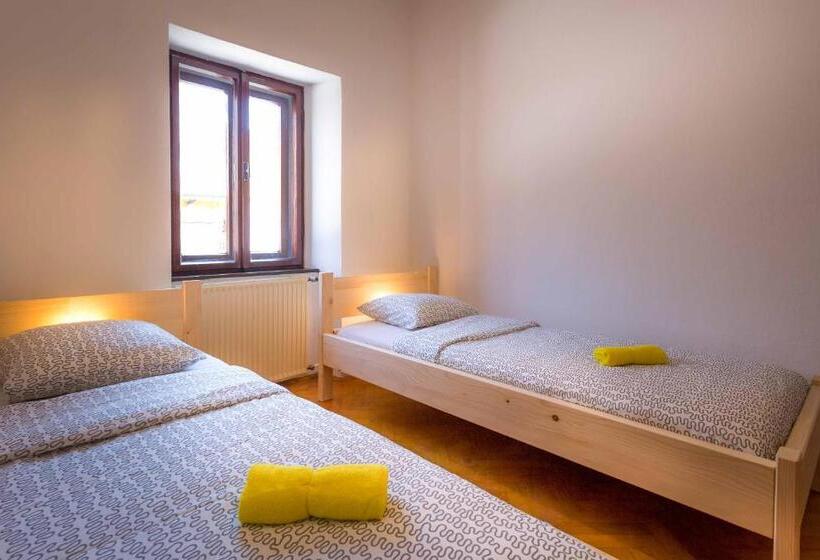 اتاق استاندارد با سرویس بهداشتی مشترک, 1a Adventure Hostel