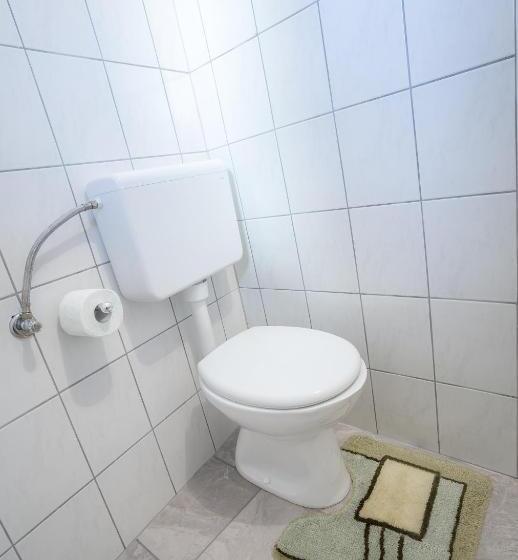 اتاق استاندارد با سرویس بهداشتی مشترک, 1a Adventure Hostel