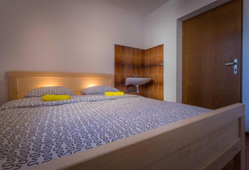 اتاق استاندارد با سرویس بهداشتی مشترک, 1a Adventure Hostel