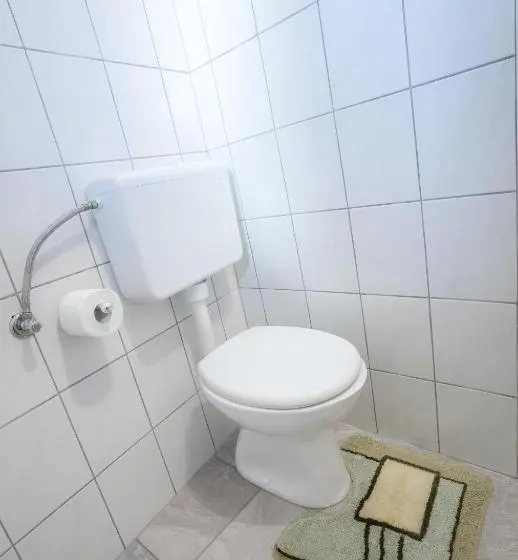 اتاق استاندارد سه تخته با سرویس بهداشتی مشترک, 1a Adventure Hostel