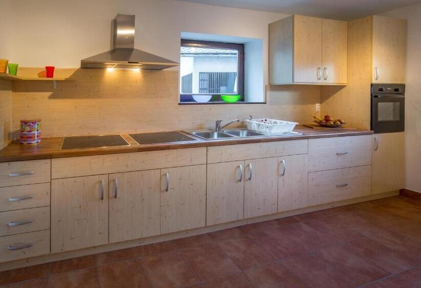 اتاق استاندارد سه تخته با سرویس بهداشتی مشترک, 1a Adventure Hostel