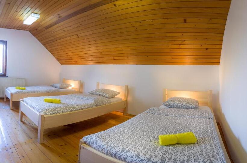 اتاق استاندارد سه تخته با سرویس بهداشتی مشترک, 1a Adventure Hostel