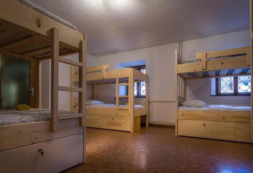 تختخواب در اتاق مشترک, 1a Adventure Hostel