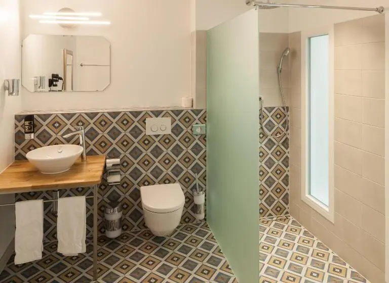 バスルーム共有のトリプルスタンダード, B&b Louis Favre 21