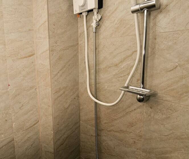 اتاق لوکس یک تخته, Ace Francis