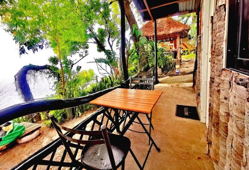 اتاق لوکس با بالکن و چشمانداز دریا, Stay N Save B&b