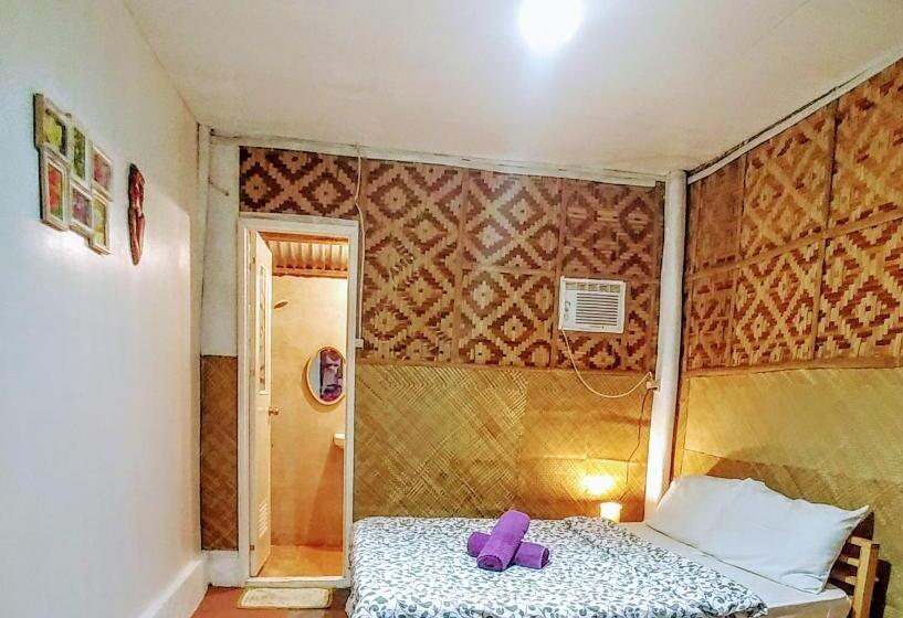 اتاق لوکس با بالکن و چشمانداز دریا, Stay N Save B&b