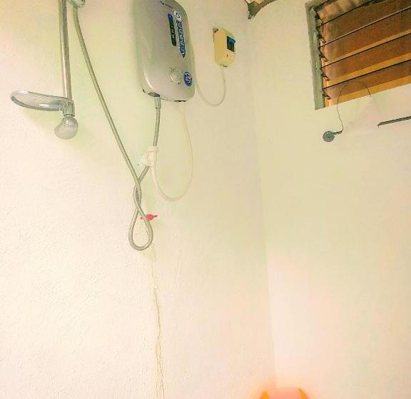 اتاق خانوادگی با چشمانداز باغ, Stay N Save B&b