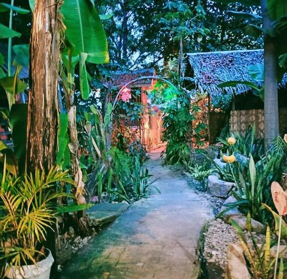 اتاق خانوادگی با چشمانداز باغ, Stay N Save B&b