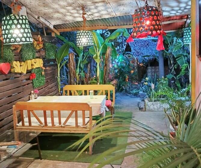 اتاق لوکس با بالکن و چشمانداز دریا, Stay N Save B&b