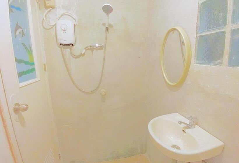 اتاق لوکس با بالکن و چشمانداز دریا, Stay N Save B&b