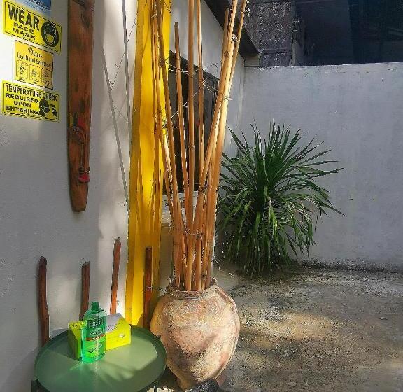 اتاق اکونومی, Stay N Save B&b