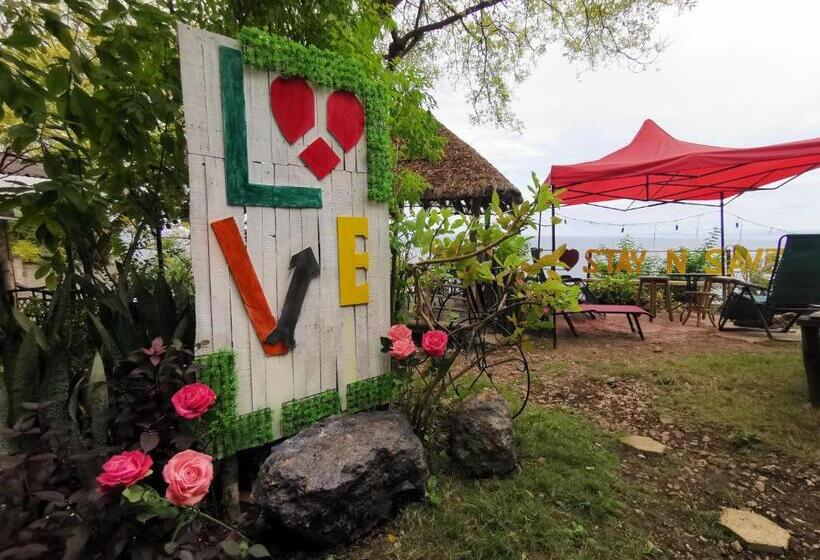 اتاق لوکس با بالکن و چشمانداز دریا, Stay N Save B&b