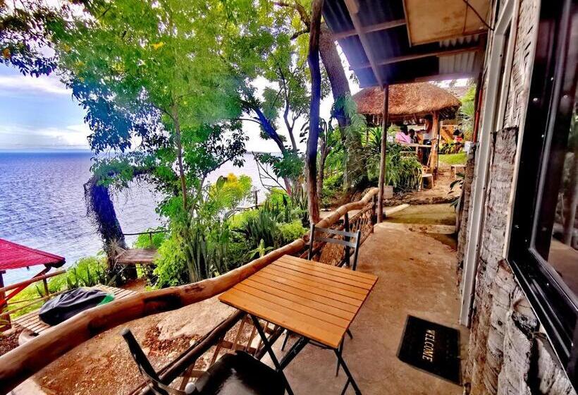 اتاق لوکس با بالکن و چشمانداز دریا, Stay N Save B&b