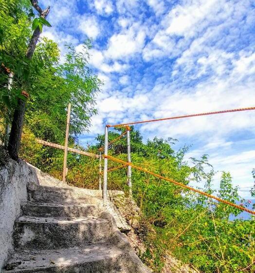 اتاق خانوادگی, Stay N Save B&b